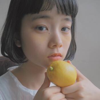 眉毛はほぼ色味をつけず自然なままに、その他のポイントメイクに重きを置いたナチュラルメイク。眉をかっちりメイクしないことで、透明感が引き立ちますね。