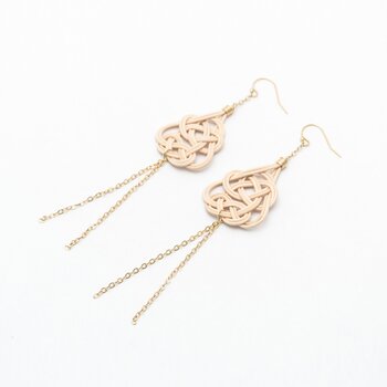 こちらはゴールドのチェーンをアクセントにした、エレガントなデザインのEarrings 2。動くたびにチェーンが繊細に揺れて、先ほどのEarrings 1とはまた違った可憐な表情が楽しめます。あわじ結びをモチーフにした上品なイヤリングは、着物や浴衣にも合わせやすく、様々なシチュエーションに活躍してくれます。