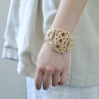 こちらはあわじ結びをモチーフにした上品なデザインのBangle 2です。単品使いはもちろんのこと、先ほどご紹介したイヤリングと一緒にコーディネートしても素敵ですよ。バングルもイヤリングと同様に、コーティングを施さずに自然のまま仕上げているので、使うほどに色が濃くなり味わい深くなります。