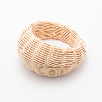 立体的なフォルムが美しいBangle 1は、インテリアデザイナー・剣持勇のラタンチェアにインスパイアされデザインされた作品です。籐1本1本に磨きをかけて内側までしっかり編み込んでいるので、肌触りはなめらかで優しく、着け心地も軽やか。シンプルで洗練されたデザインと、手仕事の温かみを感じるナチュラルな風合いが魅力的です。