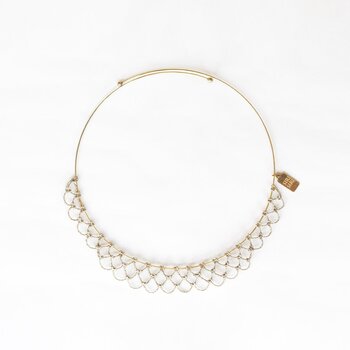 ARABESQUE Collectionには籐のほかに、和装で使われる「銀糸」を用いたHOOP SVシリーズも展開されています。こちらはまるでレースのような、繊細でエレガントなデザインが美しいChokerです。籐のジュエリーやバスケットと同じ籐工芸の職人さんによって製作されています。