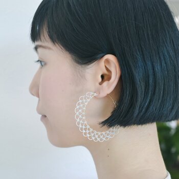 こちらは同じHOOP SVシリーズのイヤリング。可憐で上品なデザインが印象的です。銀糸は使うほどに色が変化するため、その美しい経年変化を楽しみながら長く愛用できます。銀糸でできたイヤリングは軽くて型崩れしにくいので、日常使いはもちろんのこと旅行にも最適です。