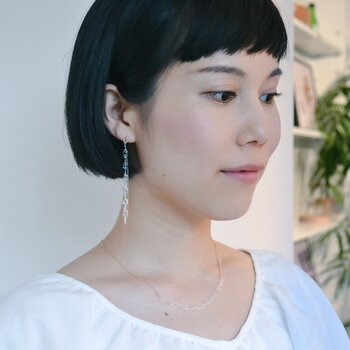 ネックレスとイヤリングはそれぞれ単品使いも素敵ですが、こんな風に一緒に組み合わせるとより統一感のあるおしゃれなコーディネートが楽しめますよ。華奢なガラスのチェーンが光を反射して美しく輝き、普段の何気ない装いに華やかなアクセントをプラスしてくれます。