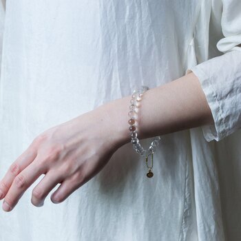 こちらは丸いガラスの球体を連ねた、モダンで上品なデザインのバングル。DOTS Collectionのジュエリーはどれも、バーナーワークの職人さんが細いガラスの棒から雫を一つ一つ作るという、とても繊細な作業の積み重ねによって作り出されています。高度な匠の技から生まれる美しいジュエリーは、大切な方へのギフトにもおすすめです。