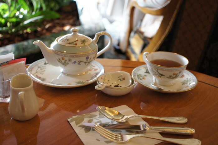 「ル・ジャルダン」のアフタヌーンティーでは、約20種類のお茶から好きなものを選び、おかわりも自由にいただくことができます。ダージリンやアールグレイなど紅茶の定番から中国茶、緑茶までポットサービスでたっぷり楽しむことができるので嬉しいですね。豊かな緑に包まれながら、のんびり過ごしたいお店です。