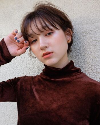 日本人の肌に合いやすいオレンジをチークで入れると、パッと血色のよい肌に仕上がります。秋服にも合うカラーです。