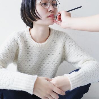 人によって合うコスメは違うので、口コミで絶賛されていても自分に合うとは限りません。実際にタッチアップして自分の目で確かめましょう。
コスメカウンターでプロに選んでもらったり、友人や親しい人に見てもらって意見をもらうのもおすすめです。