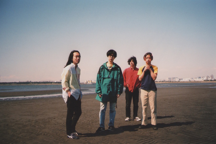 夏目知幸(Vo./Gt.)、菅原慎一(Vo./Gt.)、藤村頼正(Dr./Cho.)、大塚智之(Ba./Cho.)からなるギターポップバンド。2019年でデビュー10周年を迎え、現在は台湾、中国などアジア圏へも活動の場を広げています。