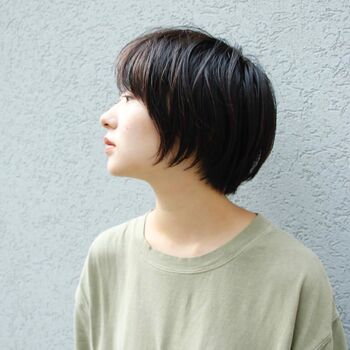 以前は何もしなくても髪がふんわりとしていたのに、今は気づけばペタンとしてしまう。それは髪にハリがなくなっていたり、頭皮をきちんと洗えていない証拠かもしれません。