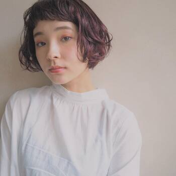 華やかな印象にしたいからと塗り過ぎるとチークばかりが目立って派手なメイクになってしまいます。逆にチークを塗らないと地味すぎるメイクに。ほんのり血色感のある頬に仕上げるのがベストです。