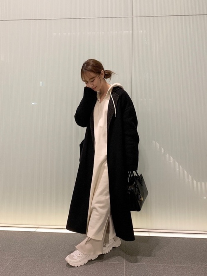 白黒じゃなくて、「アイボリーと黒」。冬は温かみのあるモノトーンで 