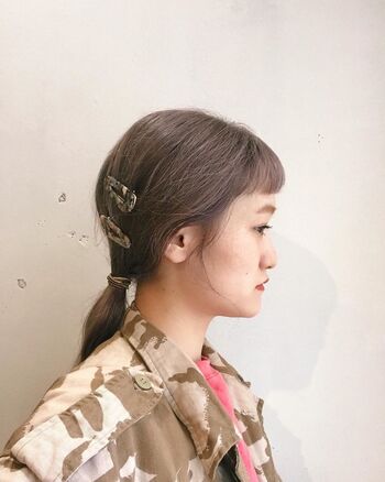 迷彩柄のパッチンピンをアクセントにしたローテールスタイル。ジャケットの迷彩柄、ゴムの色...カラーコーディネートも抜かりないところがニクいですね。