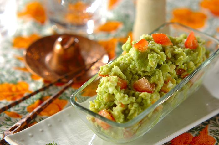 アボカドのまろやかな食感にレモンやトマトの酸味が引き立つ「ワカモレ」。キリッと冷えたレモンサワーとは相性抜群。爽快な気分になれますよ。