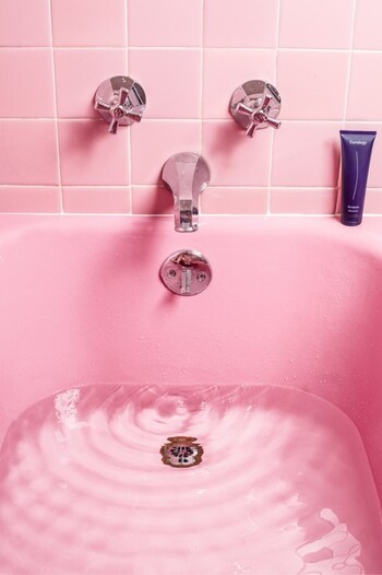 モデルとしても活躍するフランスのシンガーソングライターPetite Meller の「Milk Bath」。恋に堕ちた時をイメージさせるピンクの湖で泳ぐPetiteは、まるでお人形のような可愛さです。ちょっぴりスパイシーで切ない恋心を歌っています。
