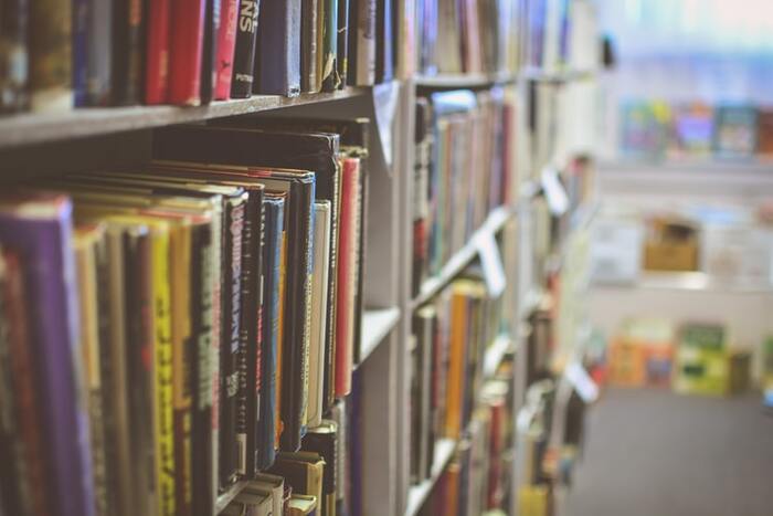 本屋さんに行ったら小説や文学の棚に直行!という方は、いつもとは違うジャンルの棚へ。たとえば、エッセイやノンフィクション、はたまたビジネス書や自己啓発本など…何となく選ばなかったジャンルを選んでみましょう。
なぜ選ばなかったのか、理由を探ってみても明確な答えが出てこない場合も多いのではないでしょうか。
「何となく」の中に、実は自分が解決したかったことや、もう一歩前進するためのヒントが隠れているかもしれません。
新たな世界と出合うわくわく感も新鮮ですね。
