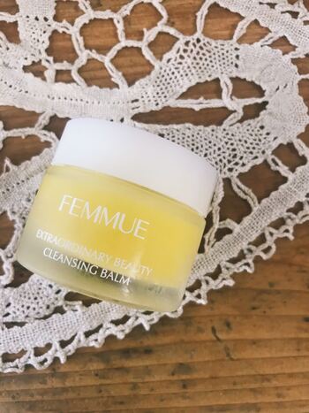 スパ感覚で使えるのが「FEMMUE」のビューティクレンジングバーム。ネロリとシトラスがブレンドされたやさしい香りに癒されリフレッシュ。シャワーの蒸気を感じながら使うと伸ばしやすく、香りも広がるので最高のバスタイムに♪
(編集部撮影画像)