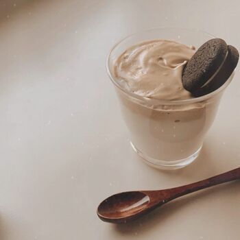 ダルゴナコーヒーはトッピングを変えることで、また違ったおいしさに。好きなクッキーをちょこんと乗せれば見た目にもおしゃれで、もっと素敵なティータイムに♪