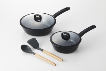 同じサイズのフライパンがいくつもあったり、ピーラーや泡だて器がたくさんあったりしませんか?同じ種類の道具がたくさんあっても、同時にいくつも使うシーンはそんなに多くないはず。たくさんあると出し入れも大変になり、奥で眠ってしまうことになる可能性も。