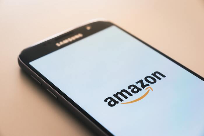 Amazonが運営する「Audible(オーディブル)」。もともとアメリカで開始されたサービスで、2015年からは日本でも配信スタートとなりました。Amazonのアカウントがあれば、すぐに始められます。
海外コンテンツが特に充実しており、合計40万以上のタイトル、30カテゴリーもの豊富なコンテンツを楽しむことができます。
多くの書籍でプロのナレーターや声優、著名人を起用しており、贅沢な朗読を楽しめますよ。
