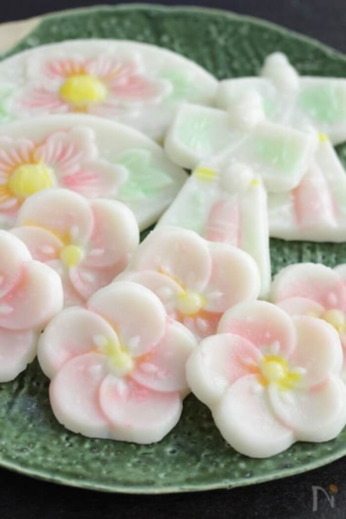 季節の室礼　季節を盛る　言葉を盛る　心を盛る 11/25の誕生花は「ウルシ」です。 花言葉は「賢明」です