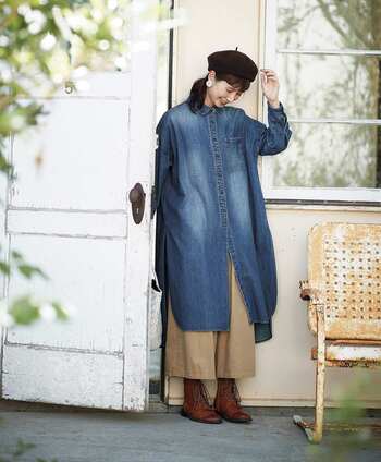 ベージュのボリュームボトムは、ブルー系のロングアイテムと重ねて爽やかな配色に。ロングアイテムと合わせると縦のシルエットが強調され、すらっとしたフォルムに。