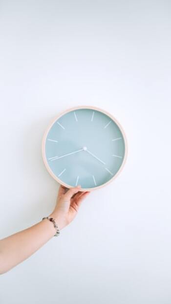 日照時間が短くなることで、睡眠をつかさどる「メラトニン」の分泌が変化し、体内時計が乱れることも。メラトニンは夜間の睡眠中に多く分泌され、日中は日光で分泌が抑えられるといわれています。そのため、日照時間が短くなるとメラトニンがしっかりと抑制されず、気分がすぐれなくなるということになります。