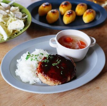 岐阜県の山間に工房を構える「SAKUZAN（サクザン）」は、作山窯で作った美濃焼のブランド。伝統的な技術を受け継ぎながら、現代の感覚をおしゃれに取り入れたデザインが特徴です。さらっとマットな質感が上品で、優しい雰囲気を演出してくれます。