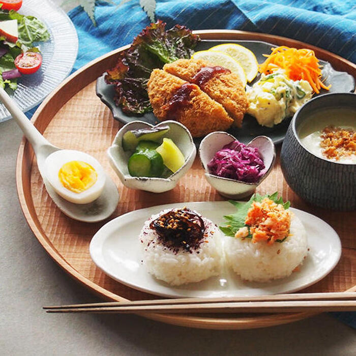 漆塗り 御膳 おぼん お盆 ひとつあると便利です。【丸盆】で食卓を