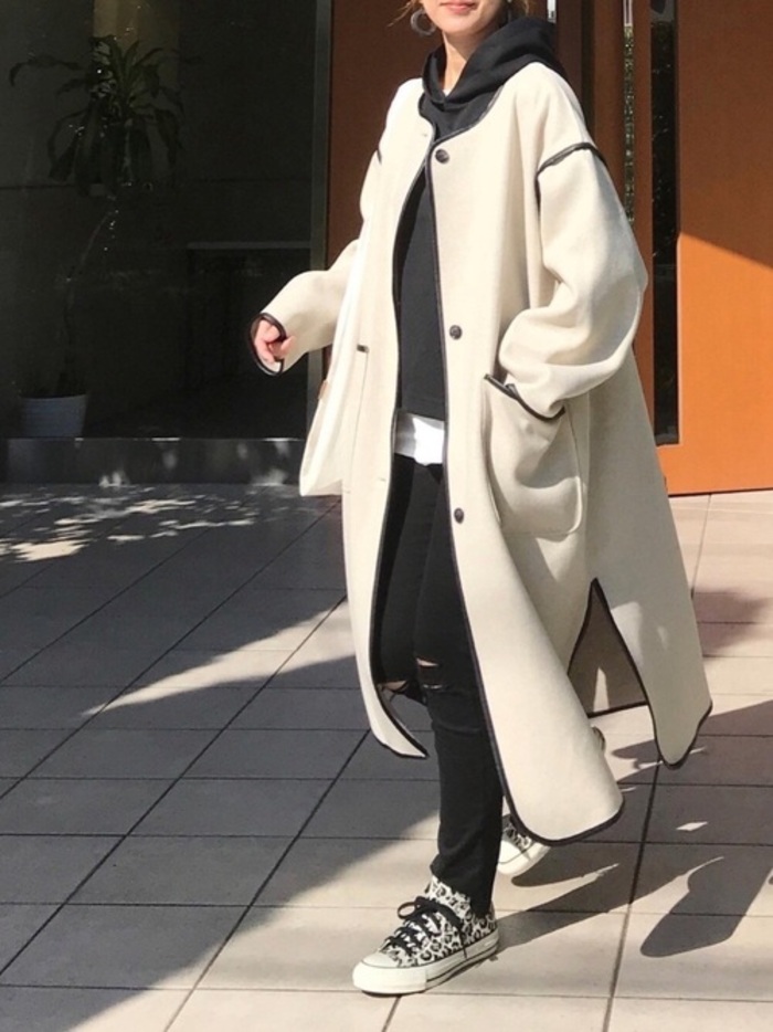 フードの重ね着で差を付けて。「パーカー×コート」の秋冬おしゃれ  