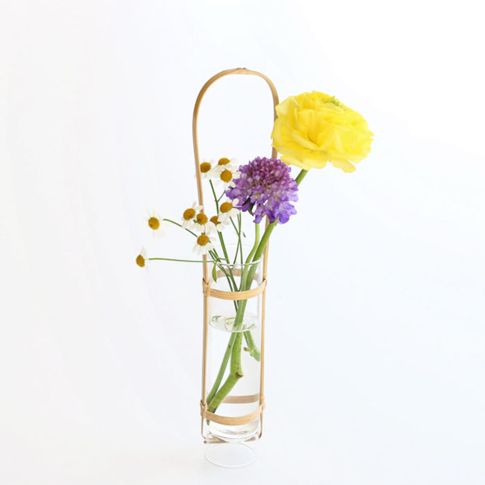 気軽に“花のある暮らし”を楽しもう♪素敵な【一輪挿し】とお手入れ方法