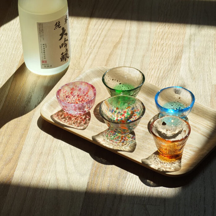 影まで色鮮やかで美しい。青森の伝統的なガラス工芸【津軽びいどろ