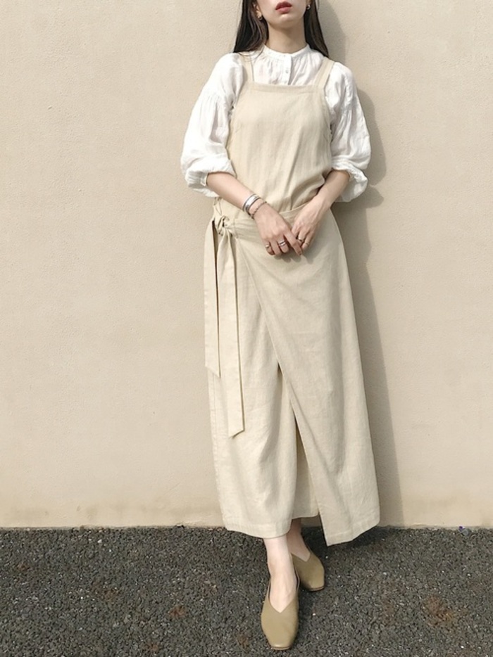 Vラインのワンピースのようなエプロン 人気アイテムをどう着る