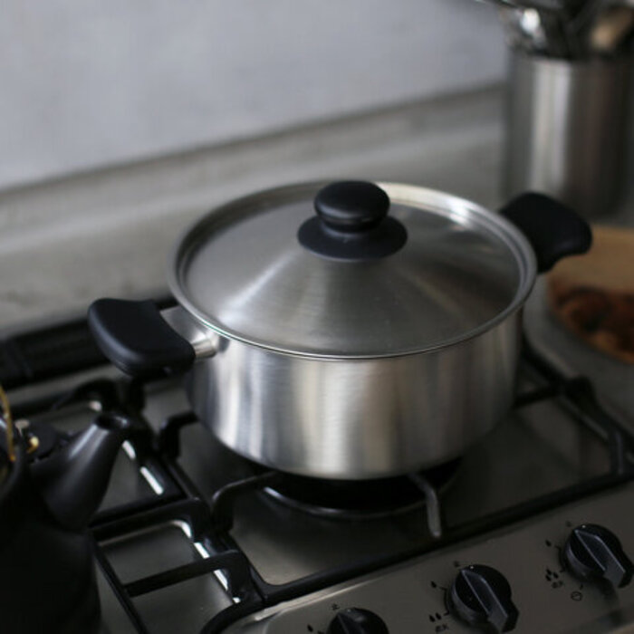 vermicularの黒い鋳鉄製両手鍋22cm VERMICULAR/両手鍋/マットブラック/鋳鉄製/used/22センチ VERMICULAR