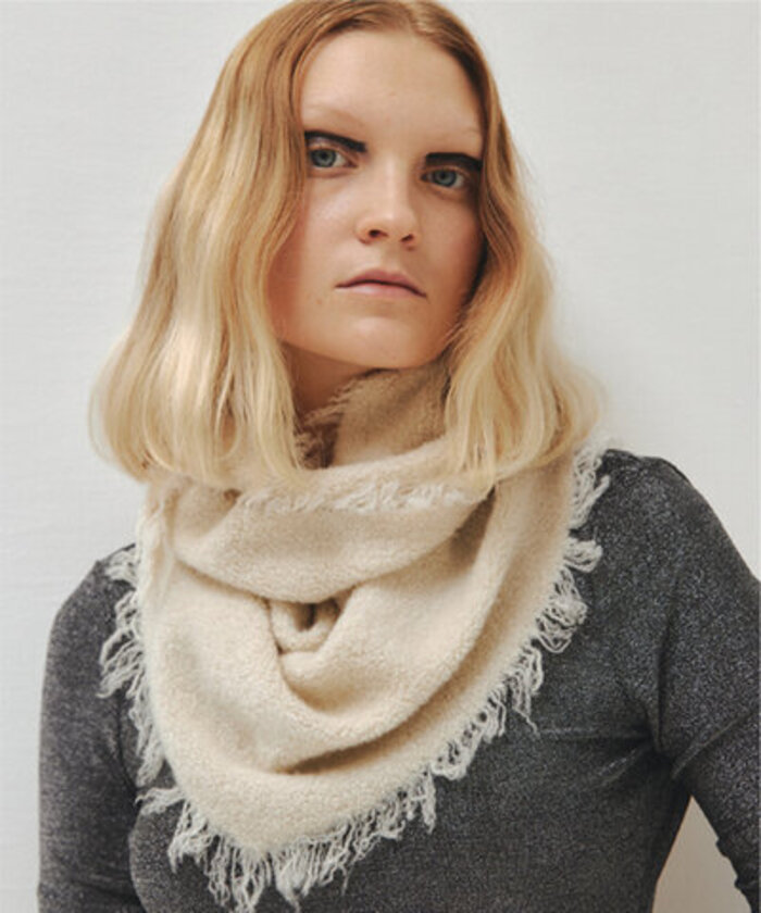 1枚でイメージ自由自在。『大判ストール』の