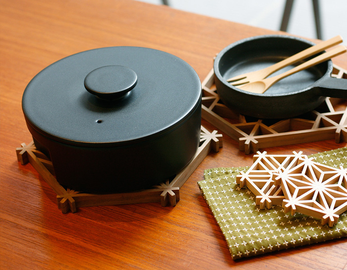 中川政七商店 い草 ストレッチマット BLACK 自然の香りに、包まれる。」 まるで森林の中でヨガをしている