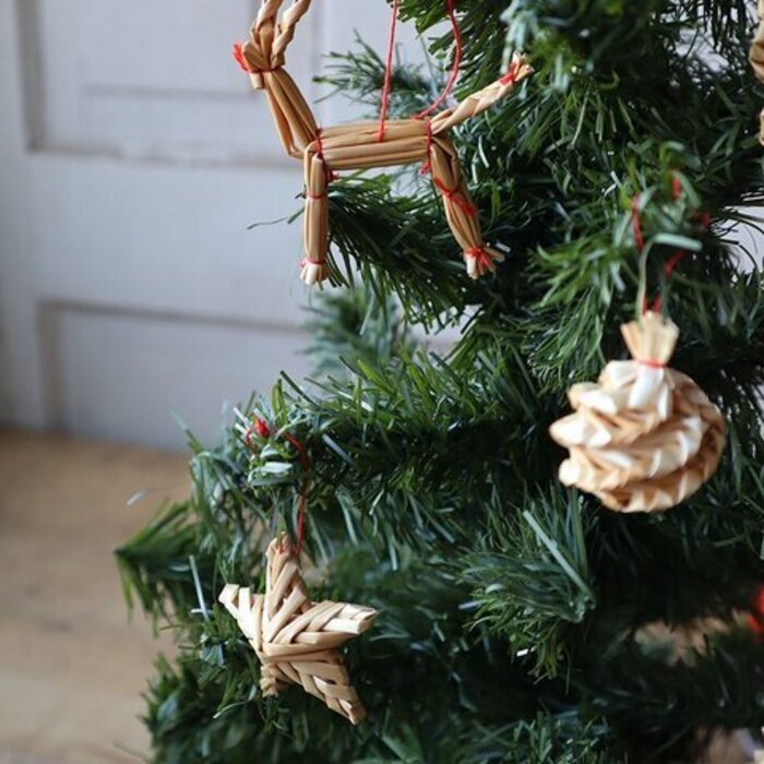 クリスマスツリーをオーナメントでおしゃれに♪北欧風から手作りまで