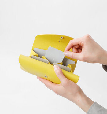 外側のフラップを開けるとコインケース、真ん中にはカードを縦にスッとしまえる収納ケース、内側には仕切り付きのお札入れが設計されています。整理しやすく、フォーマルにもカジュアルにも使いこなせるアイテムです。