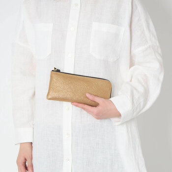 変化するタンポポの姿から着想を得ているという「POMTATA（ポンタタ）」。ふわりとしなやかに舞う綿毛のイメージは、まるで柔軟な女性たちの生き方を象徴するよう。さまざまな変化が訪れる時期でもある40代前後の女性たちに、ぜひおすすめしたいブランドです。
こちらは、高級感のあるレザーに輝きのある箔加工が施されている長財布。ラメといっても“ケバさ”はなく、大人のファッションにふさわしい上品な華やかさ。