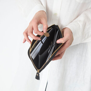 マチなしのスリムなデザインながら、カードスロットが14カ所、お札の入るポケットが2カ所と、十分な収納力を持っています。L字ファスナーは必要なときには大きく開き、カードだけをサッと取り出したいときには広げすぎずに使えるのが特長です。スマートに出し入れできるため、手元に大人の余裕を感じさせます。