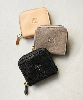 イタリア・フィレンツェ生まれのレザーブランド「IL BISONTE（イル ビゾンテ）」のアイテムは、耐久性のある上質な素材使いとベーシックなデザインが人気。数多いラインナップの中でも注目したいのは、日常的で使いやすいコンパクトな二つ折り財布です。