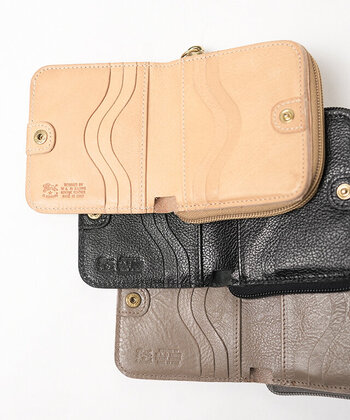 シボのある柔らかな革は、優しく手になじみ、傷が目立ちにくいのが特徴。カードポケットの曲線や型押しされたロゴなど、ディテールのこだわりにもオリジナリティが表れています。「つい小銭を溜めがち」という人には、コイン収納がしっかり確保されているジッパータイプがおすすめです。