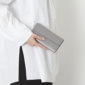 1万円札が入るギリギリの幅と、ホックやフラップのない最小限の薄さでつくられたミニマムデザイン。研ぎ澄まされたスリムな構造の中に10枚のカードポケットやお札入れ、レシート入れなど必要な収納を十分に備えています。小銭入れは広々としていて、財布を傾ければ中身を確認しやすく使い勝手は申し分ありません。