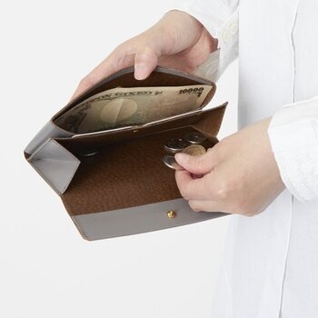 ブライドルレザーモデルは、かつて数量限定で発売されたところ瞬時に完売したという注目モデルです。ブライドルレザーとは、馬具として使用するために作られた牛革のことで、型崩れしにくい丈夫な点が特徴。控えめながらもたしかな上質感が漂う、大人女性にぴったりの一品です。このほか、手にしっくりとなじむ定番人気のレザーモデルも販売されています。