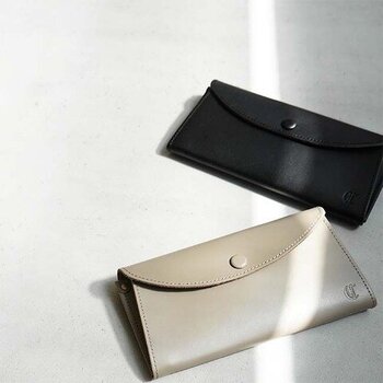 丸みを帯びたふっくらとしたフォルムが愛らしいソフトなレザー仕立て。大きめのフリースペースには通帳も入り、柔和な見た目以上に収納力が高い頼もしいロングウォレットです。カラーはグレージュとブラックの2色展開。マットな質感で経年変化が楽しめます。