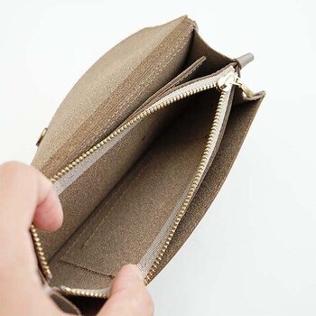 カードケースには8枚収納可能で、しかも取り外し自在。ちょっと近所のコンビニへ、というときにはカードケースだけを持ち歩いて身軽にお出かけできるのが便利です。