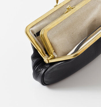 口がガバッと大きく開き、中身が見やすいのががま口の良いところ。手触りの柔らかさに加えて、パチンッと弾む音までも心地良く、大切に使い続ける楽しみを知ることができます。