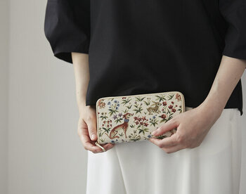 40代に差し掛かったら、無難なだけじゃない、自分のアンテナに響くアイテムを選びたいですね。こんなチャーミングなデザインに惹かれる人は、きっと柔らかく優しい心の持ち主。草花の中できつねやうさぎが戯れているとびきり愛らしい絵柄が、毎日のなにげない日常に明るさをもたらしてくれるはずです。
素材はタペストリーのような肉厚な質感が特徴のゴブラン生地で、耐久性に優れているため長く愛用できます。