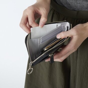 大きく開いて中が見分けやすいL字ジッパーで、お札は2つ折りにして入れるタイプ。外側にもファスナーポケットがあり、小銭などを入れておけます。小ぶりのバッグにも入れやすく、必要最小限を携帯できるちょうど良いサイズ感です。