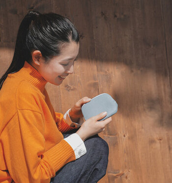 装飾を省いてシンプルを極めたがま口財布。かばんやポケットに響かないすっきりとしたルックスで、大人仕様のスリムデザインです。