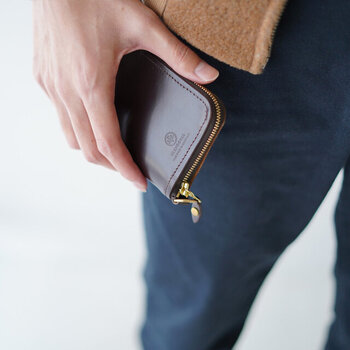 高品質のアイテムが世界中で支持されているブランド「GLENROYAL（グレンロイヤル）」。伝統あるスコットランドの最高技術によって生まれたブライドルレザーのミニウォレットは、しなやかで美しく、格別な風格を放っています。